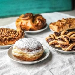 Nussschnecke, Nussbreze, Quarktasche, Apfelrolle, Zöttl-Krapfen mit Aprikosenkonfitüre