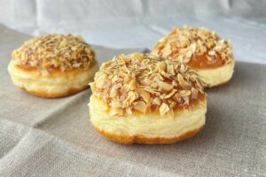 Krapfenkarton mit 6 Crème Brûlée Krapfen