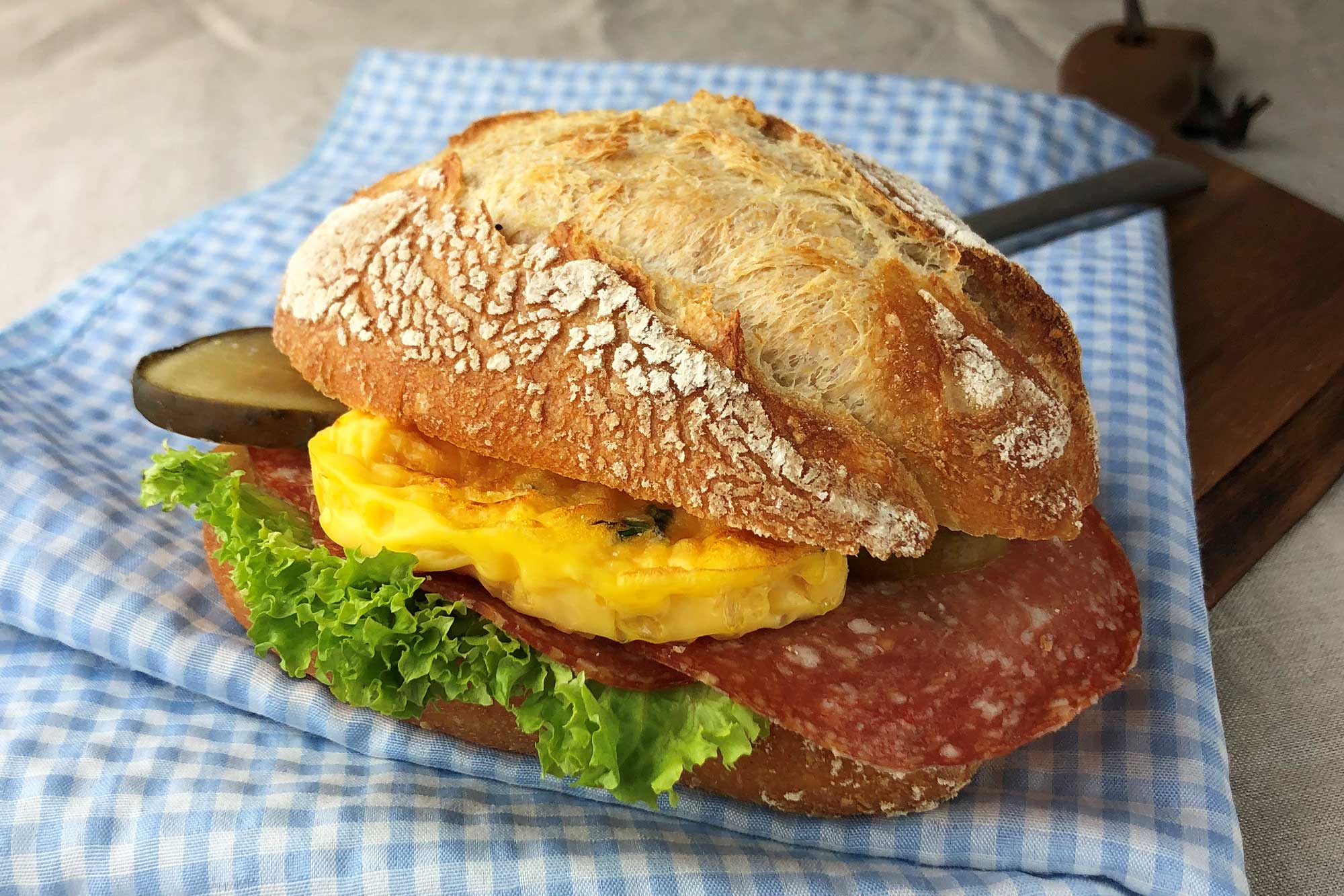 Bäckerei Zöttl – Salami-Panini mit Ei